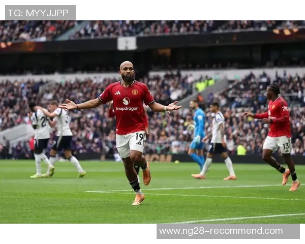 英超焦点战曼联与曼城握手言和神奇扑救成比赛亮点