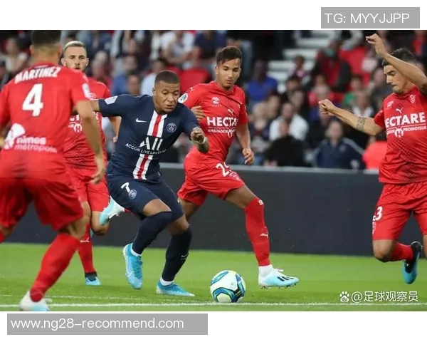 欧联杯：里昂与巴黎圣日耳曼战平0-0神奇扑救成比赛焦点